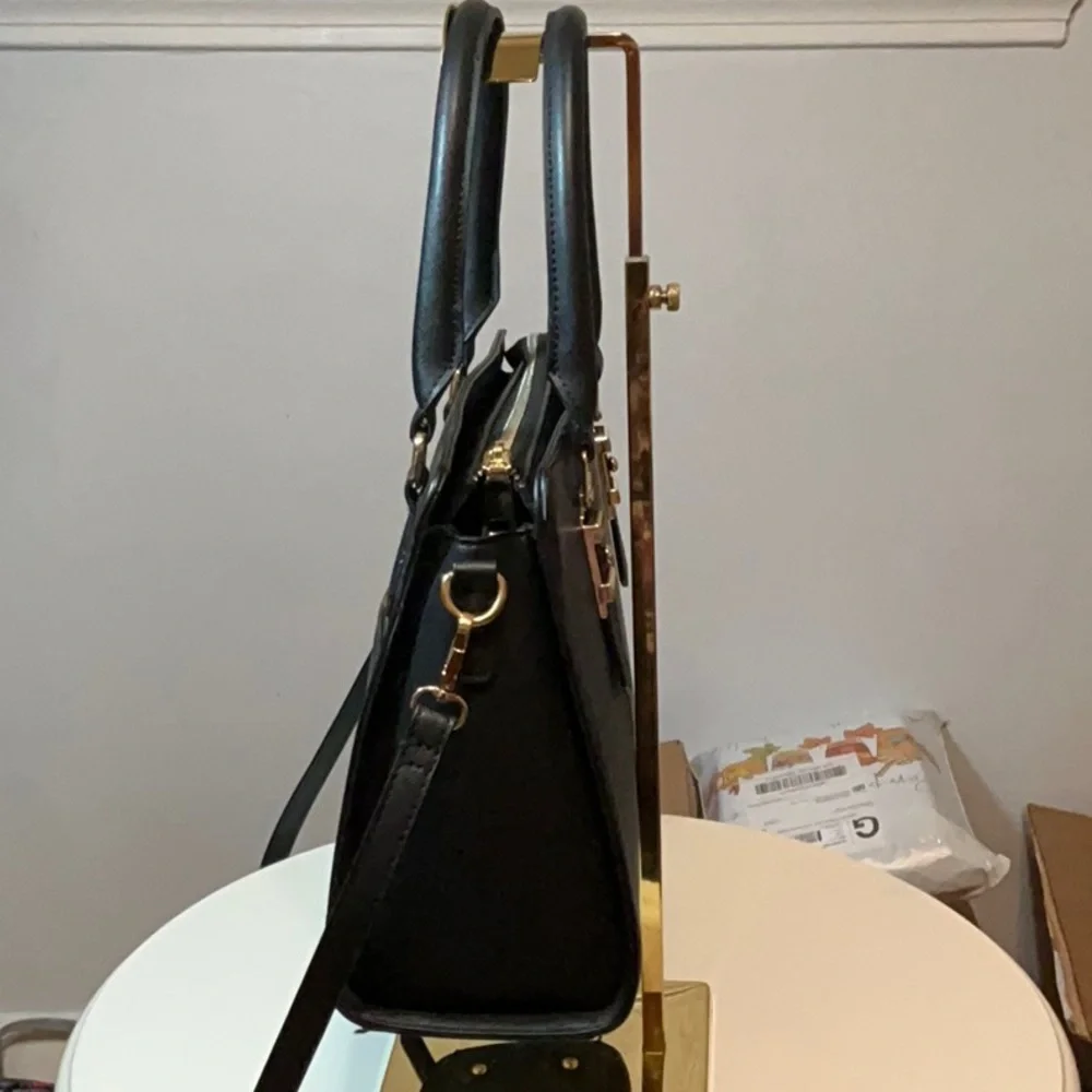 Unbranded this elegant